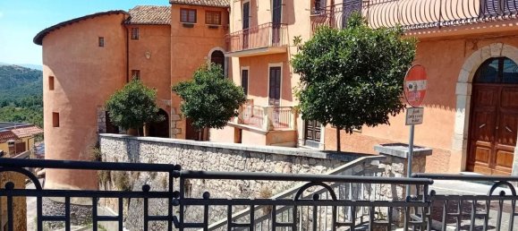 Квартира с 2 комнатами в Фьюджи, Италия № 201787 4