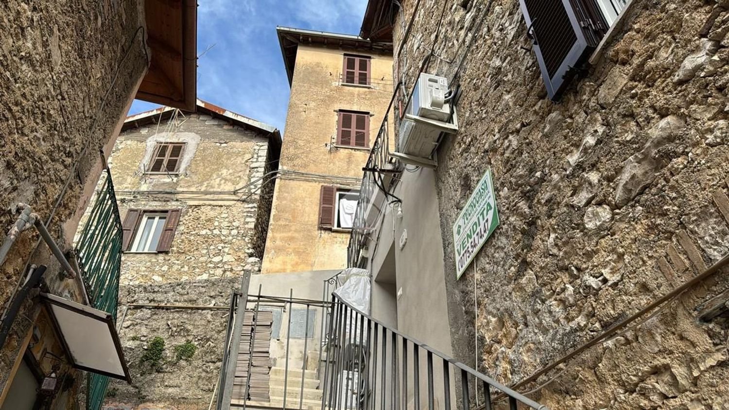 Квартира с 2 комнатами в Фьюджи, Италия № 201787