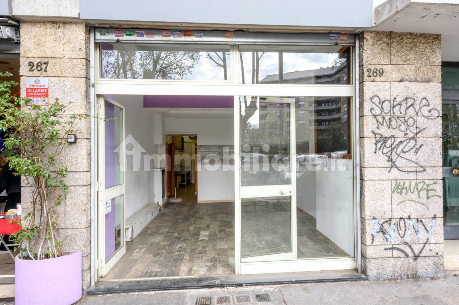2 rooms Commercial property in Rome, Italy No. 214293