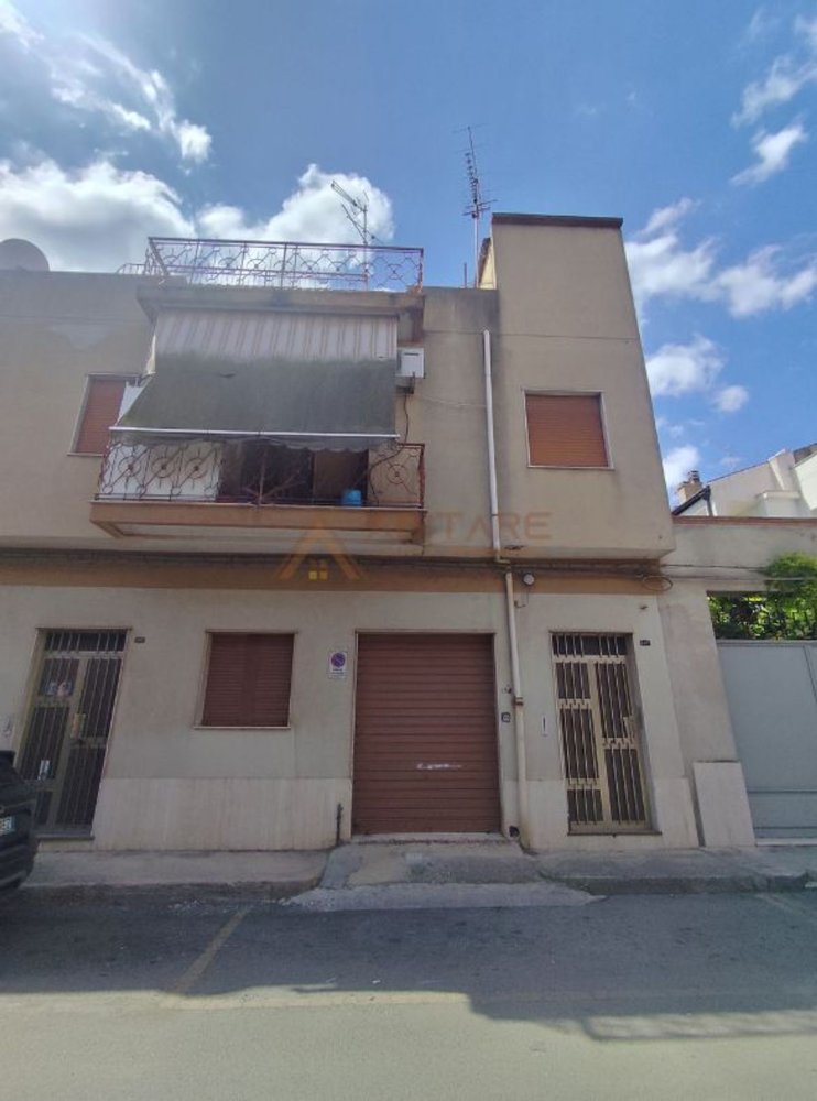 Casa de 4 dormitorios en Vittoria, Italy No. 401449