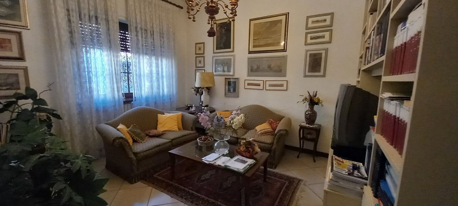 10 rooms House in Viareggio, Italy No. 114053