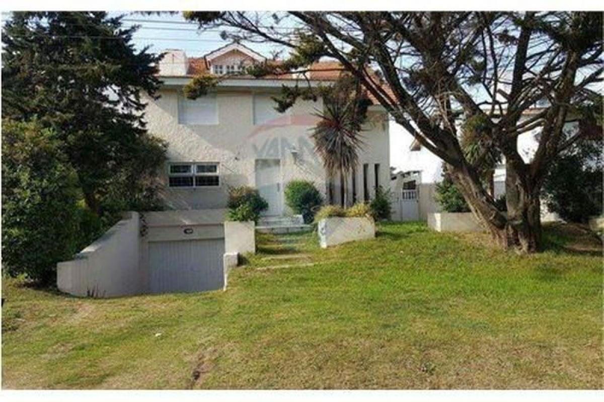 Casa de 3 dormitorios en Mar del Plata, Argentina No. 92026