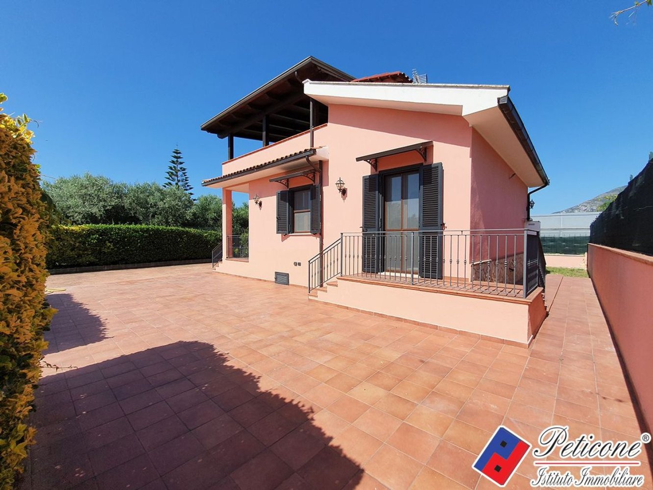 Villa de 4 divisões em Fondi, Italy N.º 198903