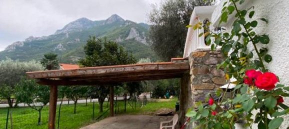 7 rooms Villa in Magliolo, Italy No. 30927 3