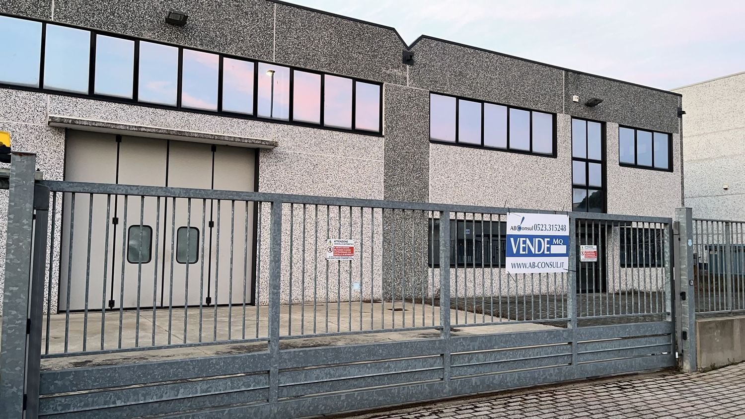 1000m² Warehouse in Melegnano, Italy No. 333271