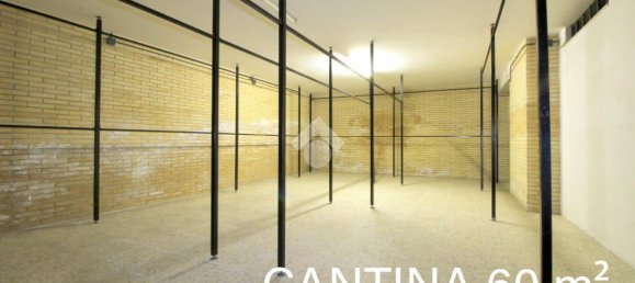 Дом с 4 комнатами в Лучера, Италия № 36090 23