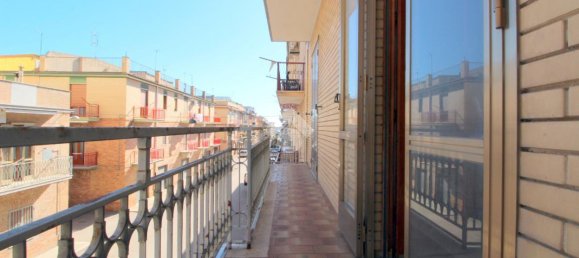 Дом с 4 комнатами в Лучера, Италия № 36090 5