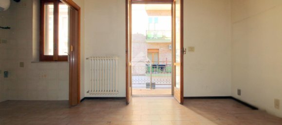 Дом с 4 комнатами в Лучера, Италия № 36090 9