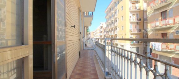 Дом с 4 комнатами в Лучера, Италия № 36090 17