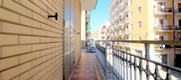 Дом с 4 комнатами в Лучера, Италия № 36090 14