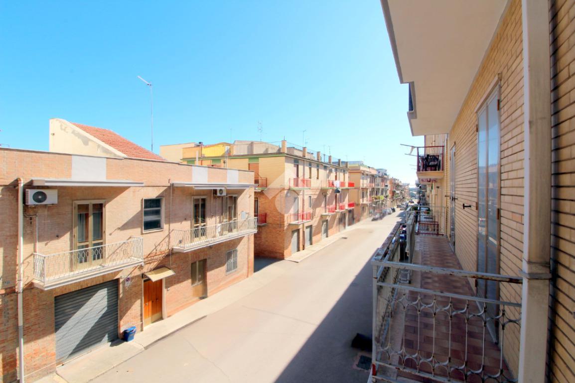 Дом с 4 комнатами в Лучера, Италия № 36090