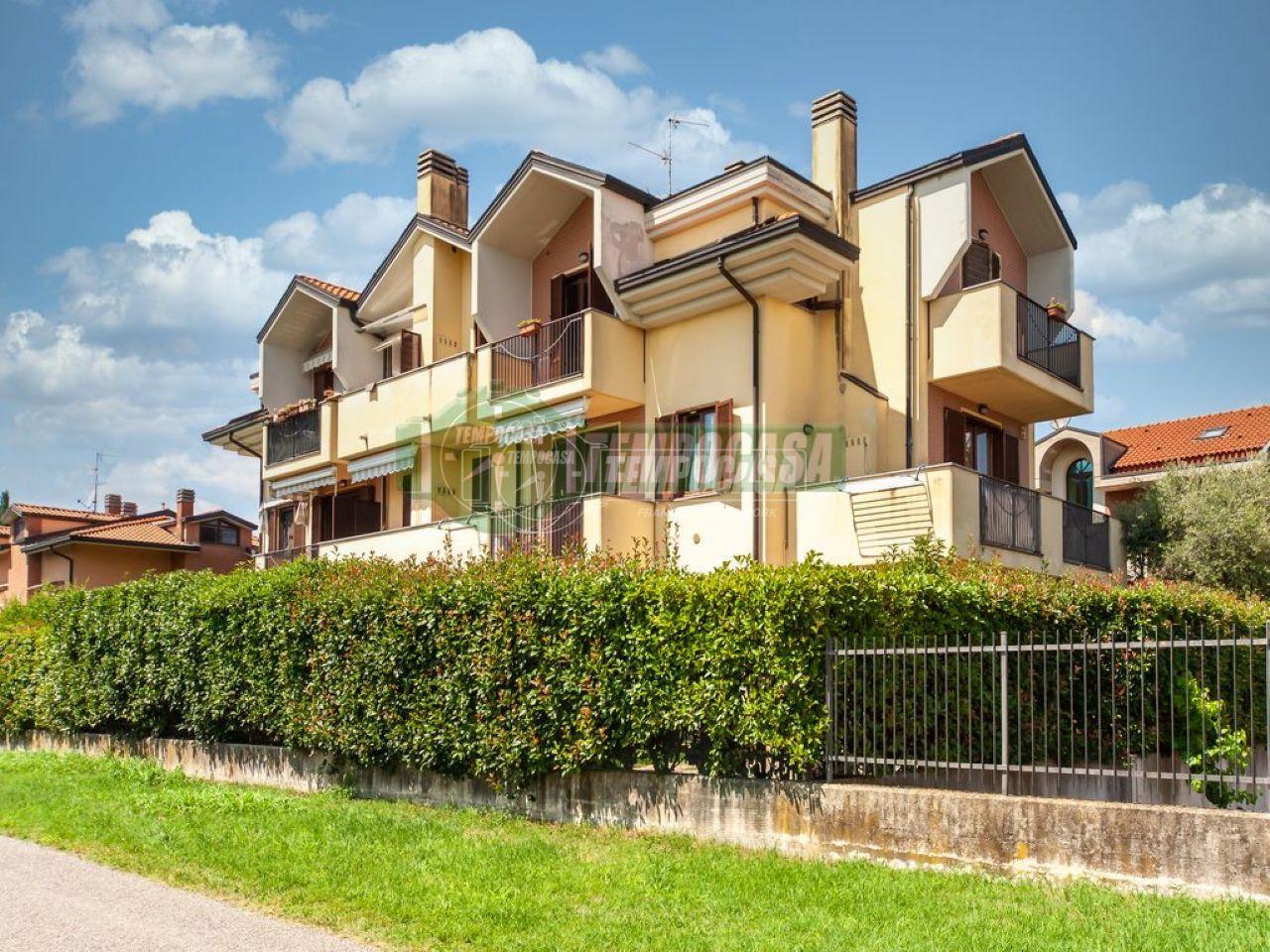 Apartamento de 2 habitaciónes en Caponago, Italy No. 33035