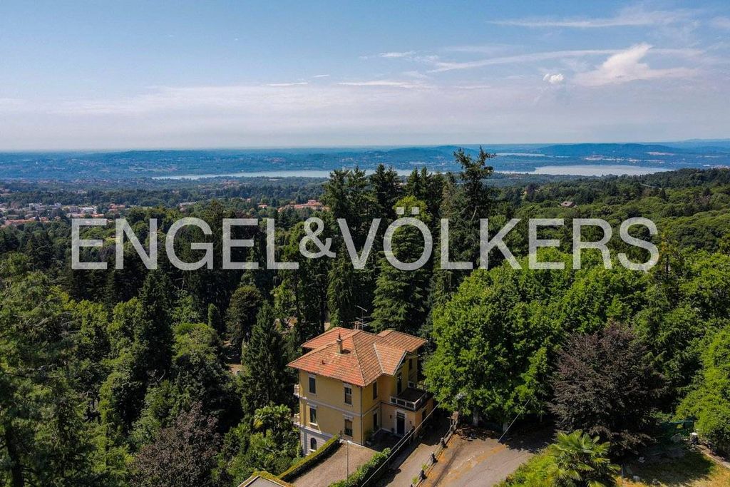 5 bedrooms Villa in Varese, Italy No. 266769