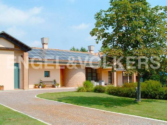 3 bedrooms Villa in San Biagio di Callalta, Italy No. 229518