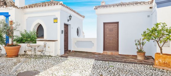 4 bedrooms Townhouse in La Quinta, Spain No. 144725 3