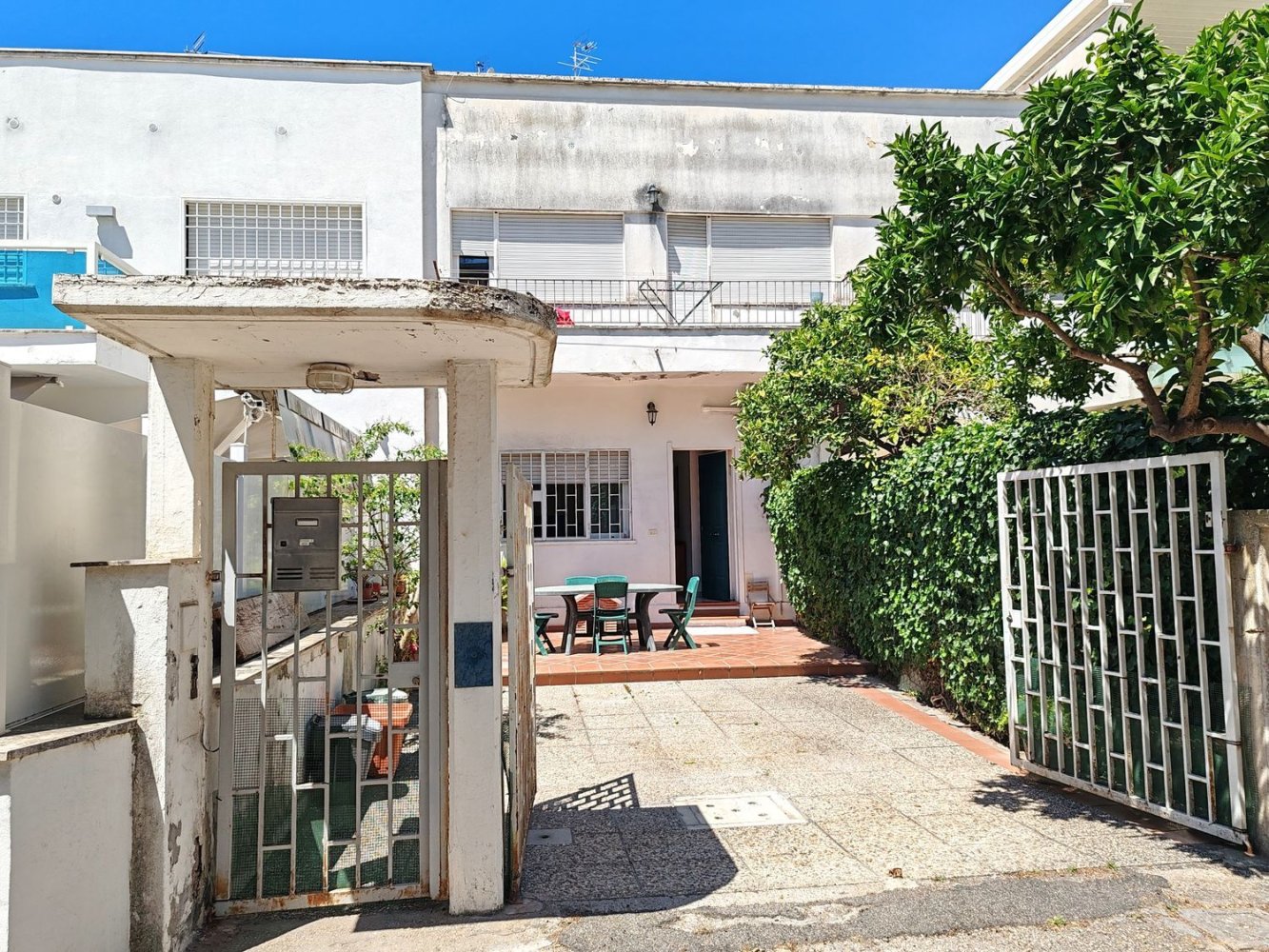 Дом с 4 спальнями в Латина, Италия № 350073