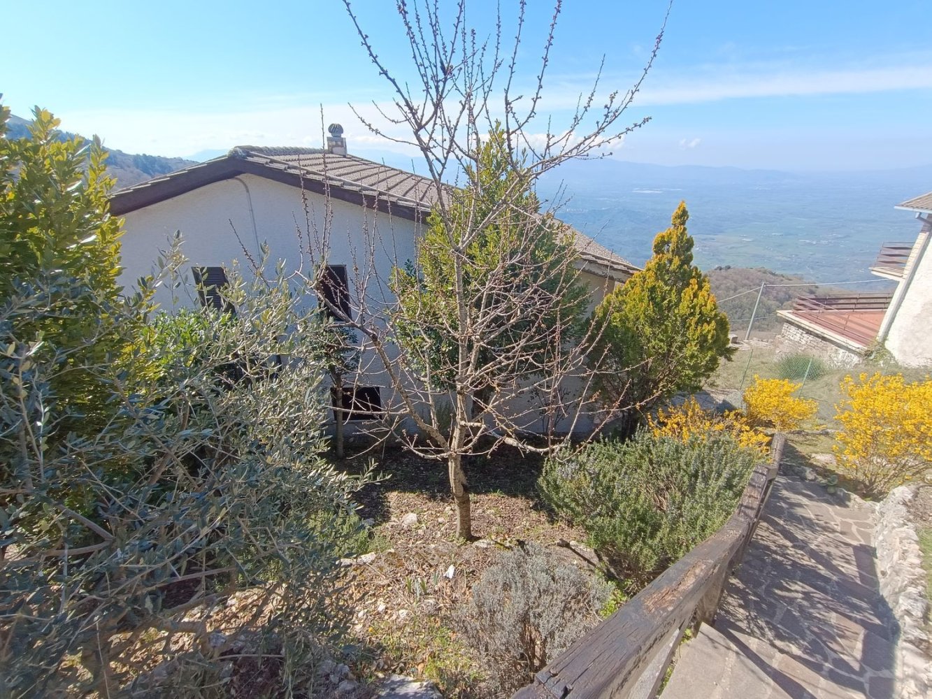 5 rooms House in Serrone, Italy No. 86153