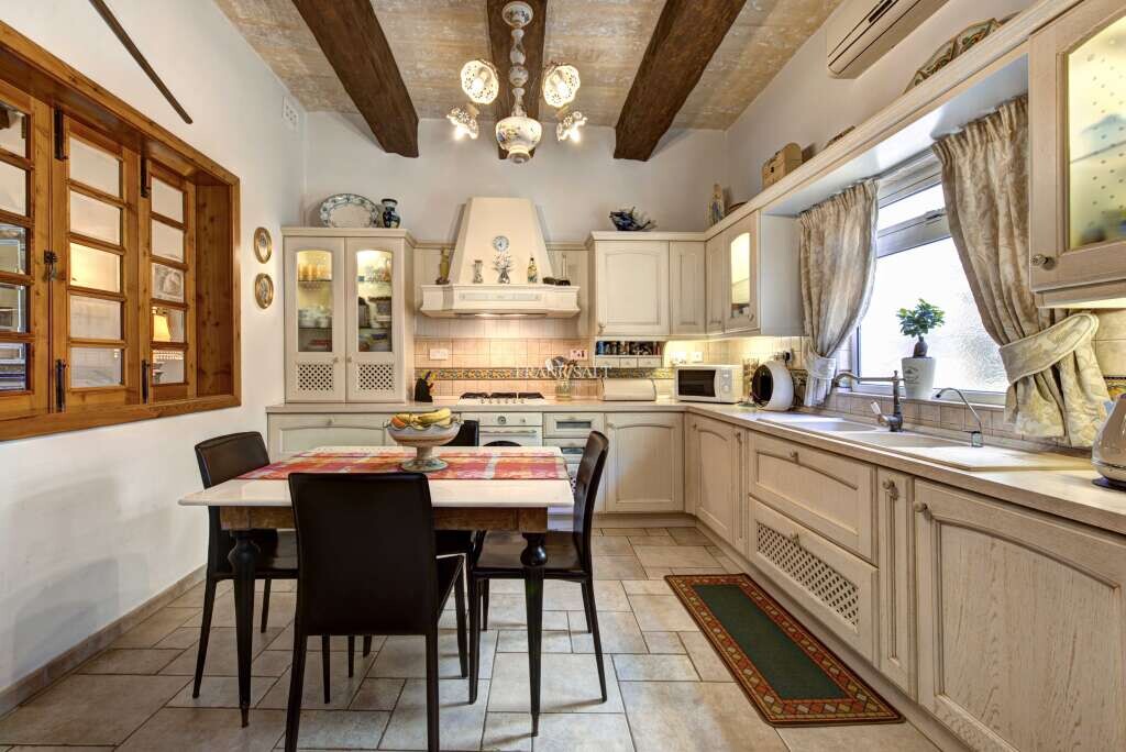 3 bedrooms Townhouse in Attard, Malta No. 9021