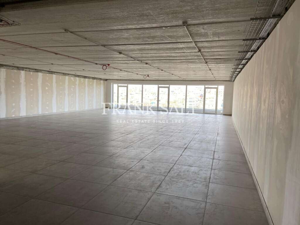 Oficina en Pieta, Malta 3300 m² No. 12965