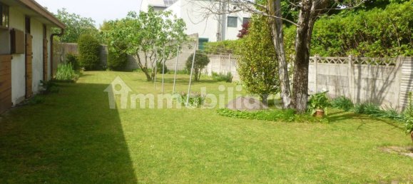 3 bedrooms House in Cesano Maderno, Italy No. 47974 4