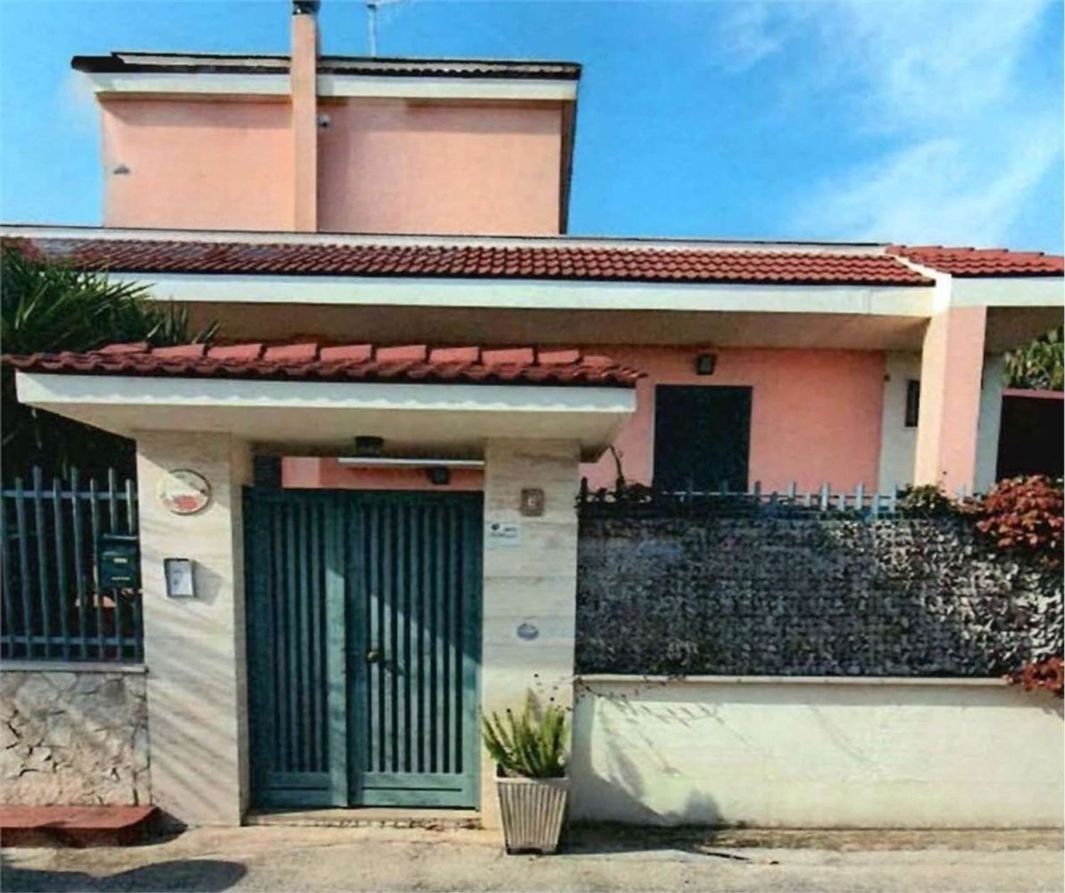 20 rooms House in Bari, Italy No. 290634