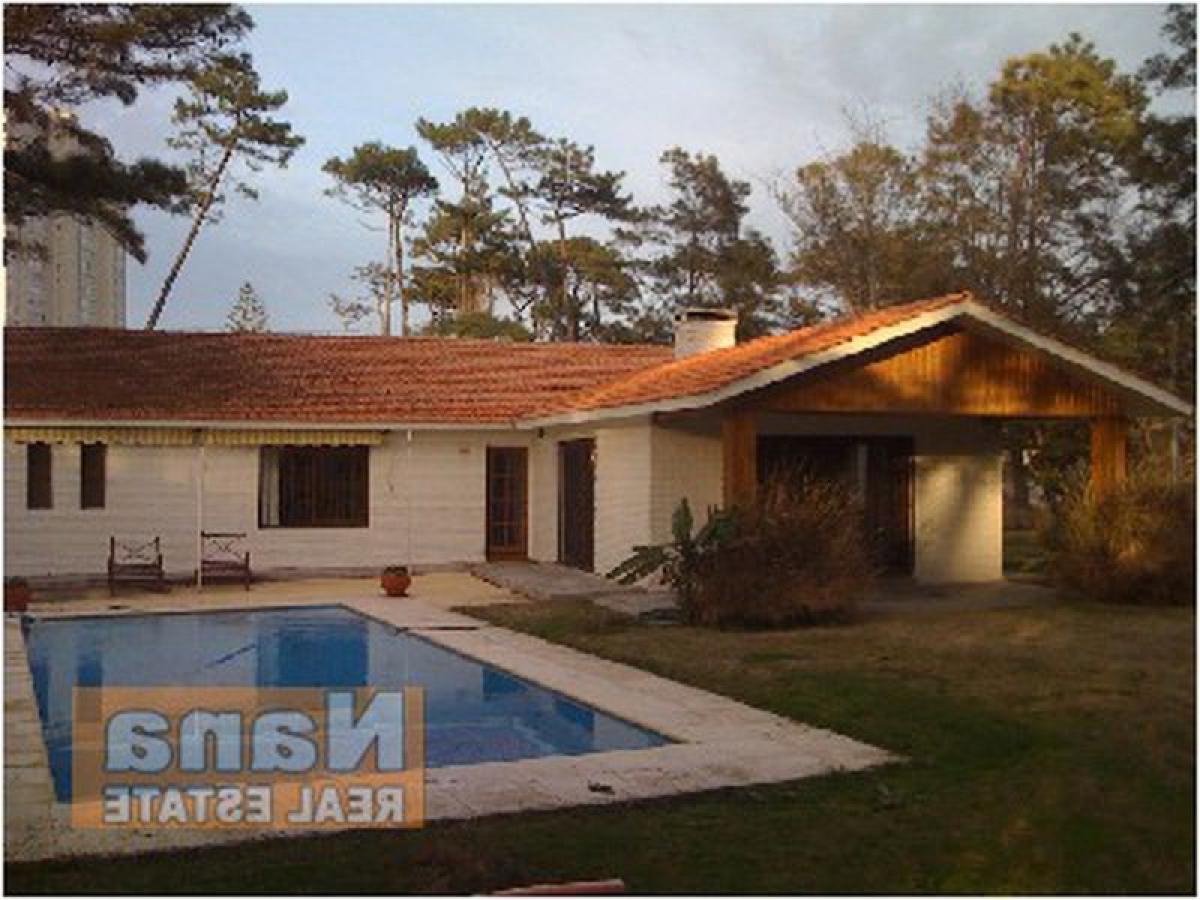 Casa de 4 dormitorios en Maldonado, Uruguay No. 9741