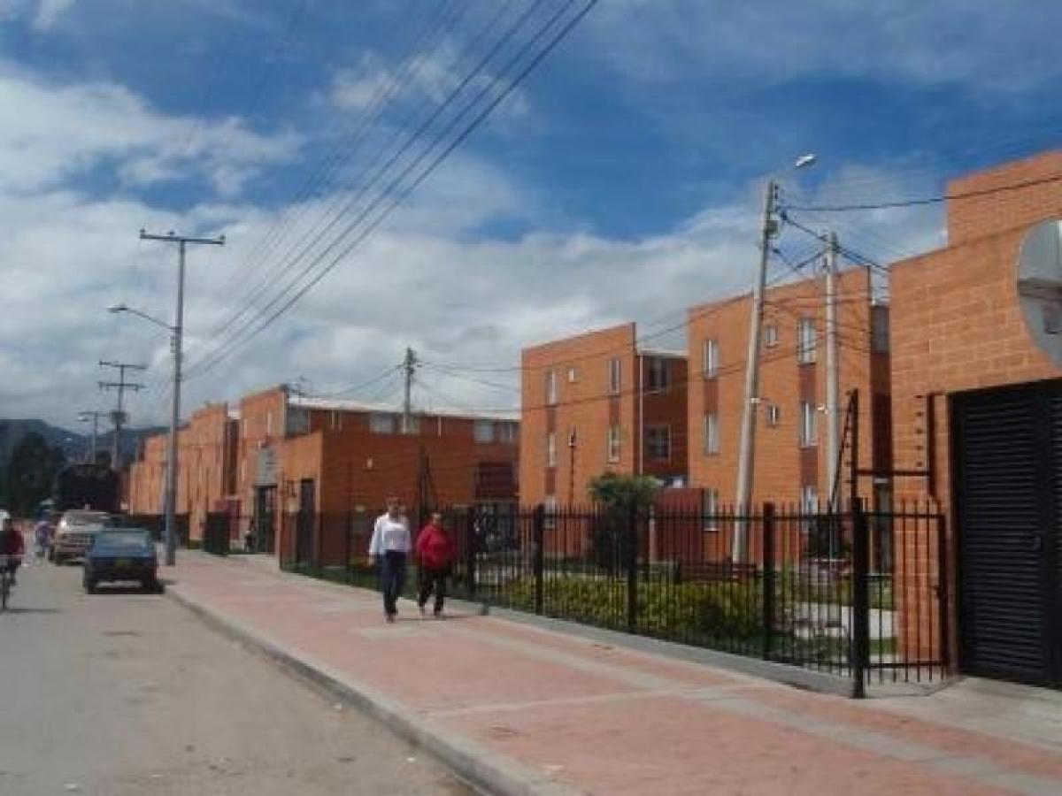 Дом с 4 спальнями в Богота, Колумбия № 10887