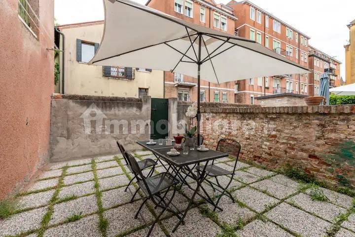 Casa de 3 dormitorios en Venice, Italy No. 303282