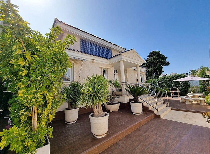 Villa de 5 dormitorios en La Mata, Spain No. 287175