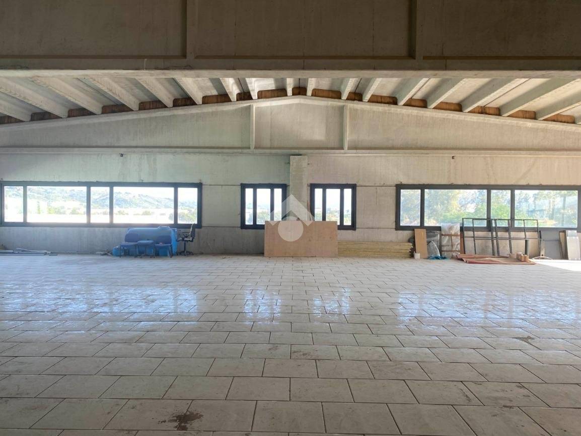 1-salle Bureau à Rende, Italy No. 167396