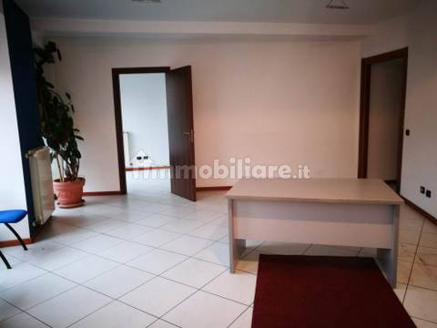 Коммерческая недвижимость с 2 комнатами в Бавено, Италия № 131194