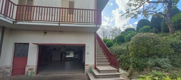 8 rooms House in Pettoranello del Molise, Italy No. 78703 10