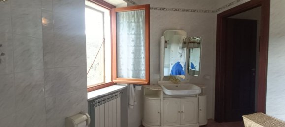 8 rooms House in Pettoranello del Molise, Italy No. 78703 3