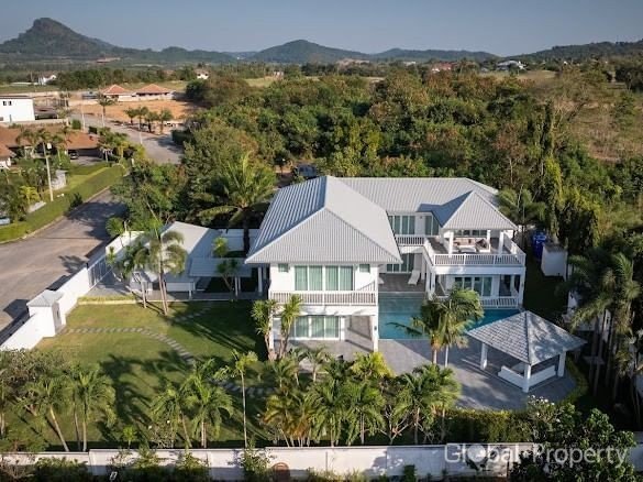 6 bedrooms House in Pattaya, Thailand No. 26332