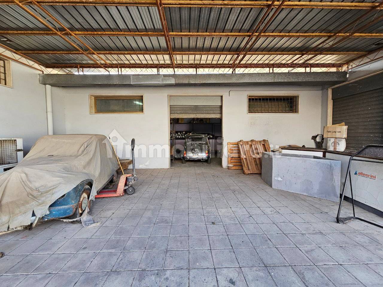 614m² Warehouse in Lecce, Italy No. 124958