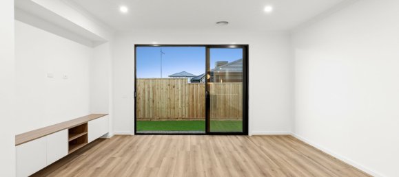 4 bedrooms House in Werribee, Australia No. 692 14