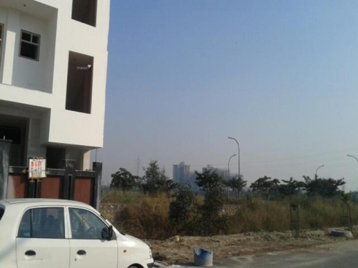  قطعة أرض في Noida, India رقم 40516