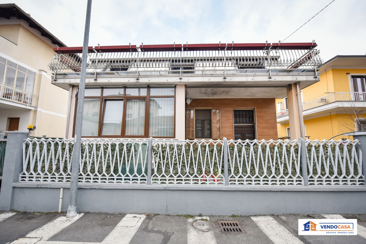 8 rooms Villa in Settimo Torinese, Italy No. 130058