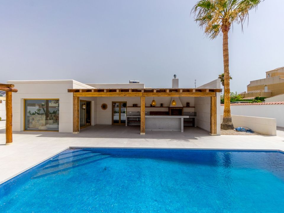 Villa de 4 dormitorios en Torrevieja, Spain No. 222242
