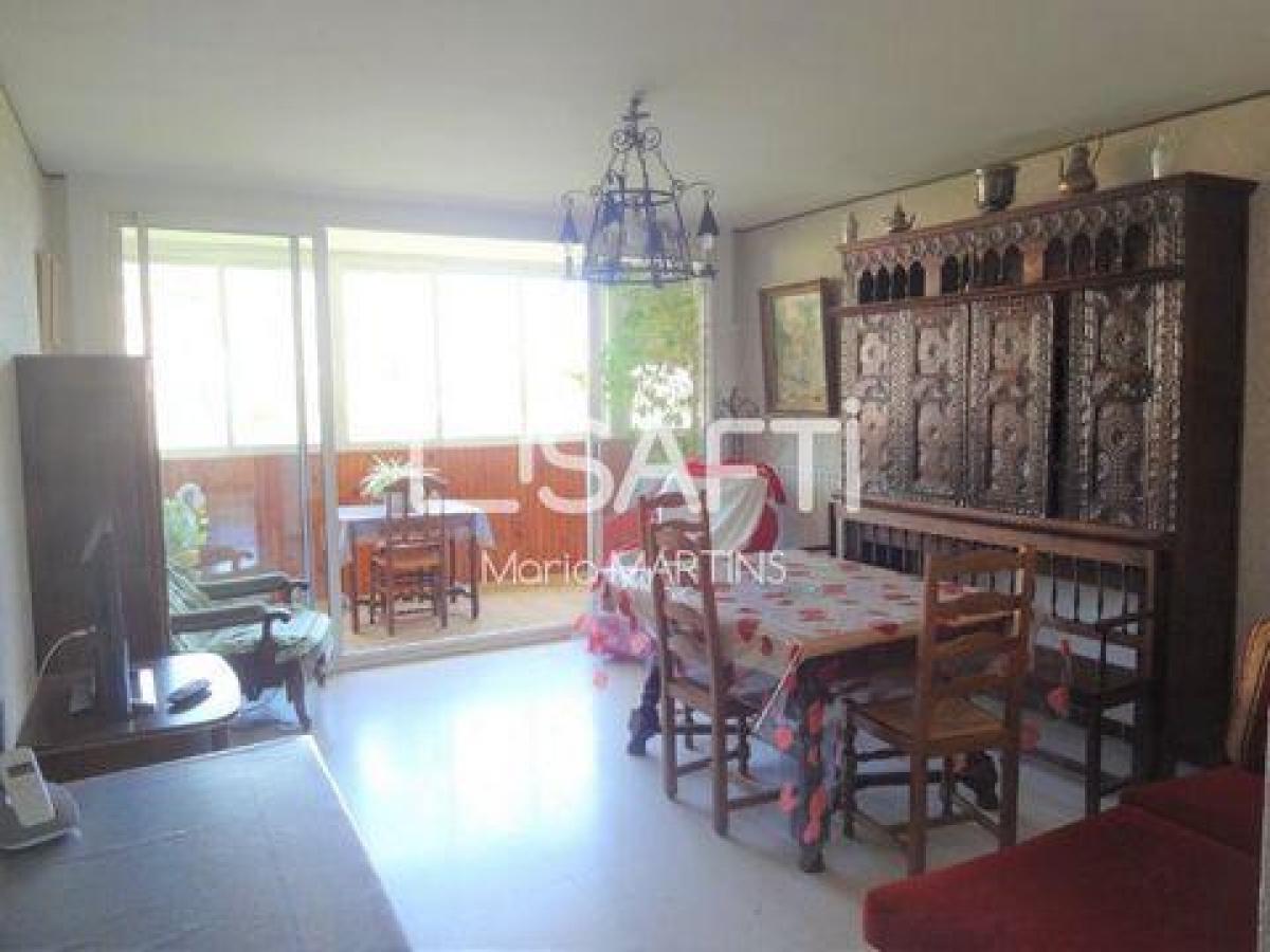 Apartamento de 3 dormitorios en Hyeres, France No. 12611