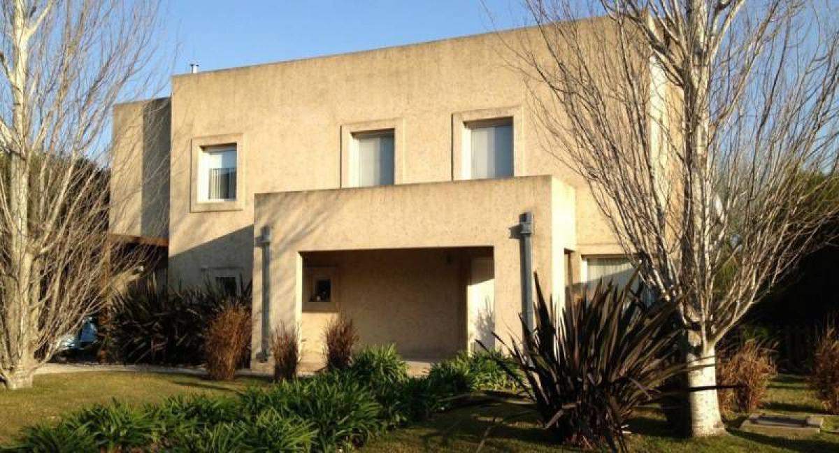 Casa de 3 dormitorios en Berazategui, Argentina No. 51066