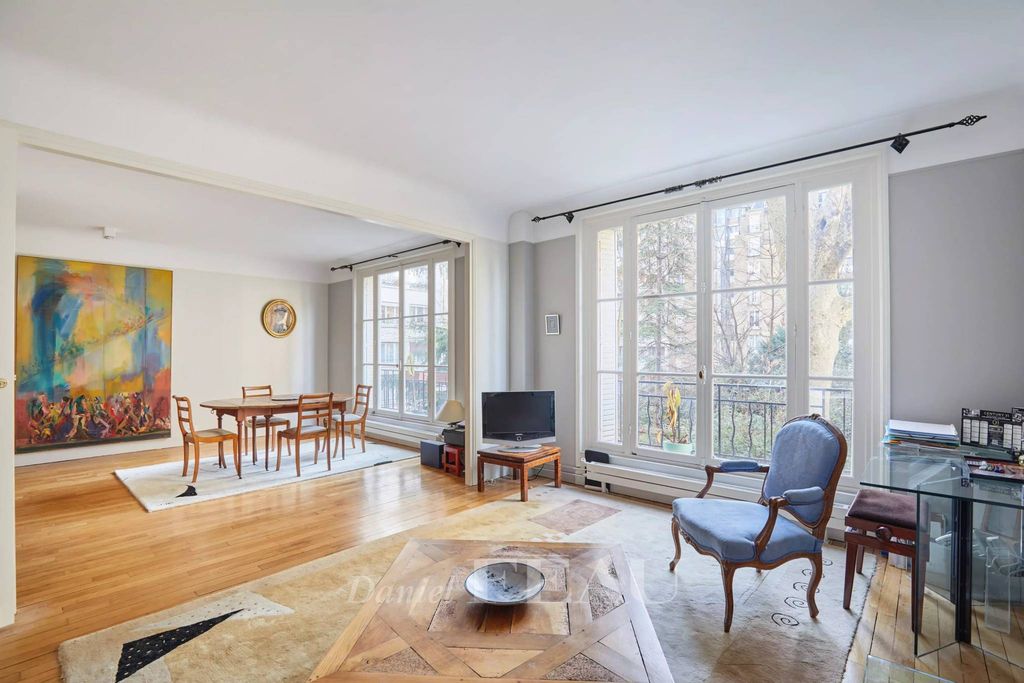 2 bedrooms Apartment in Paris, France No. 147929