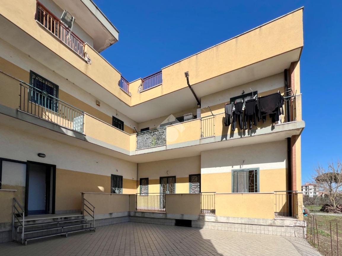 Apartamento de 4 divisões em Melito di Napoli, Italy N.º 230315