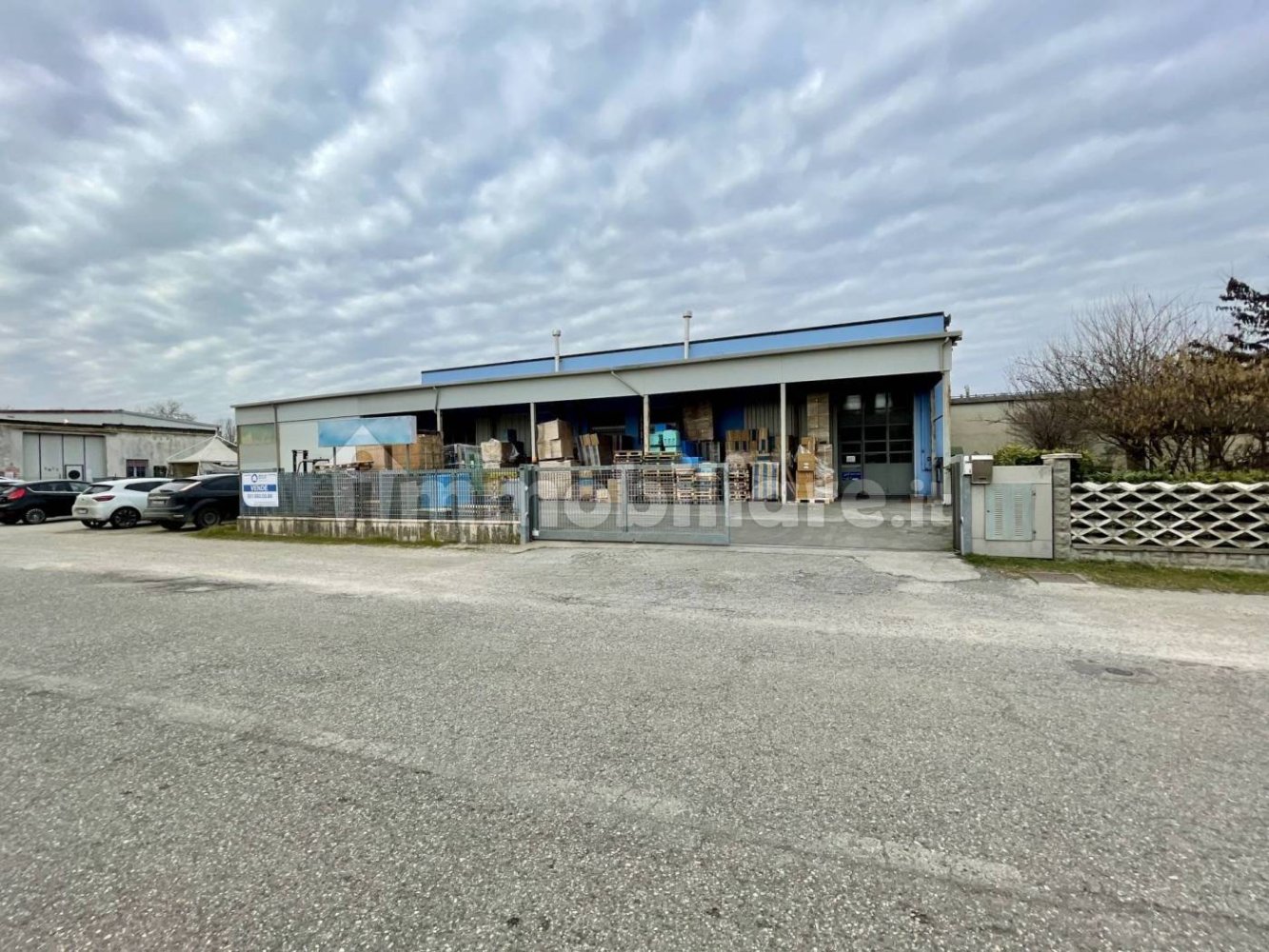 Entrepôt à Cento, Italy 550m² No. 90135