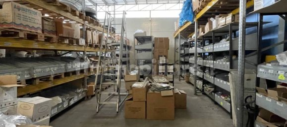 Entrepôt à Cento, Italy 550m² No. 90135 4