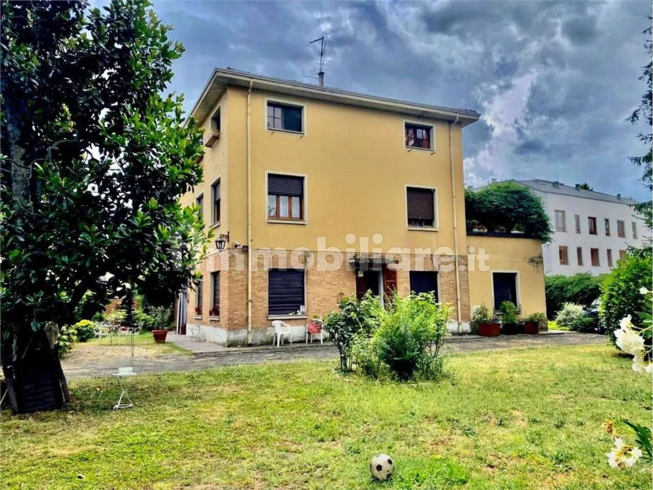 Gebäude in Campogalliano, Italy 460m², Nr. 397180