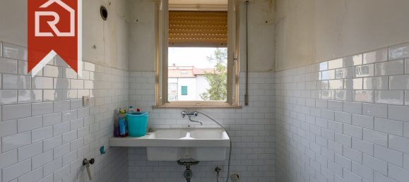 5 rooms Apartment in Livorno, Italy No. 278048 10