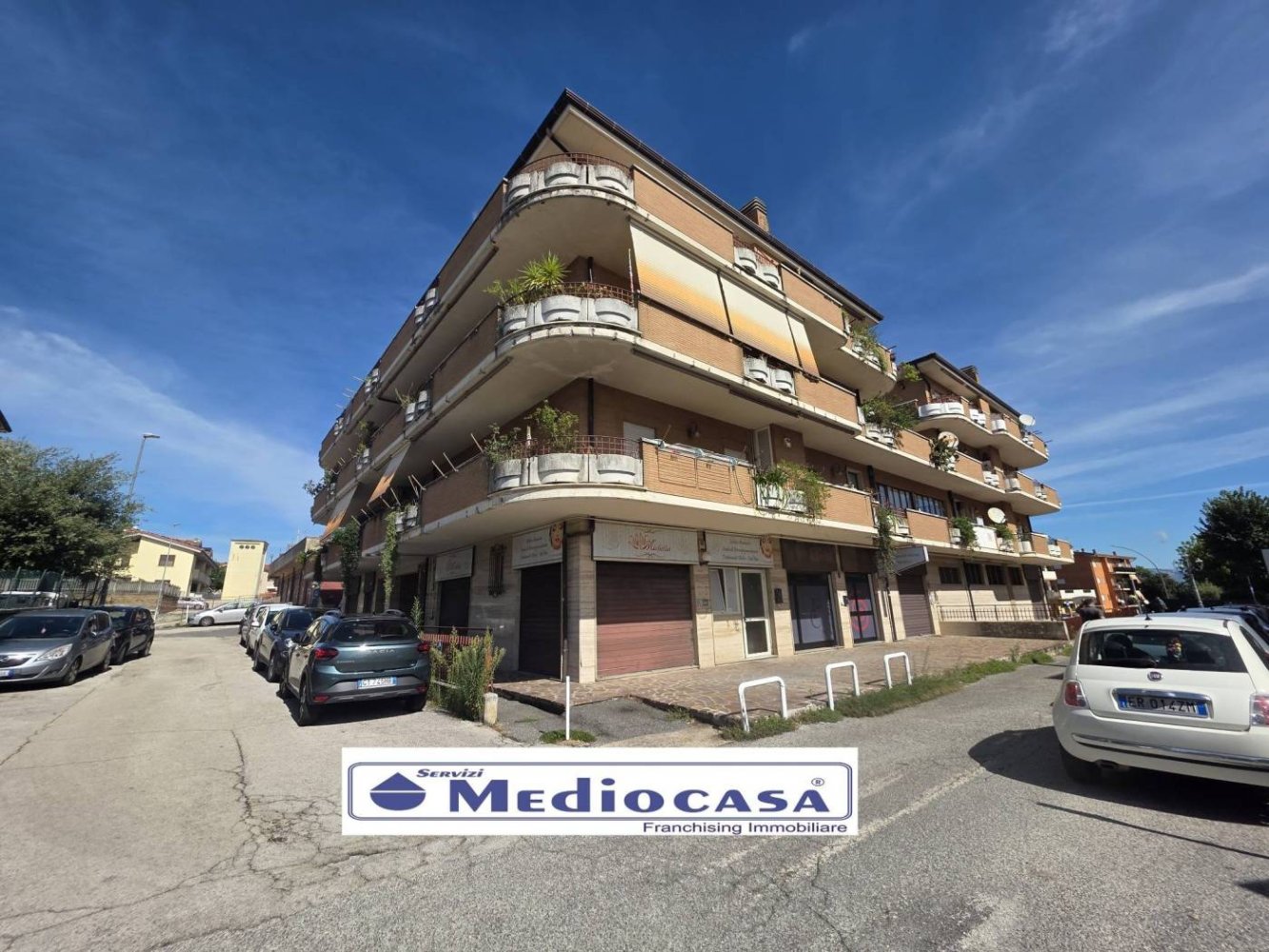 4 rooms Commercial property in Lariano, Italy No. 386987