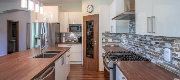 5 bedrooms House in British Columbia, Canada No. 1107 10