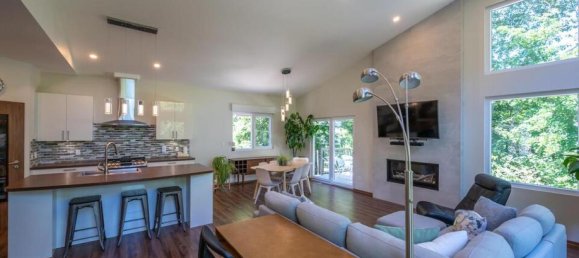 5 bedrooms House in British Columbia, Canada No. 1107 6